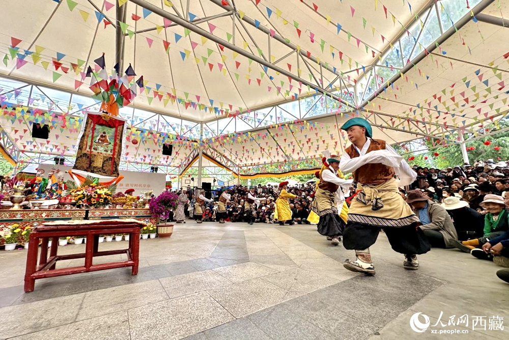 拉薩市宗角祿康公園舉行傳統(tǒng)藏戲劇目展演。